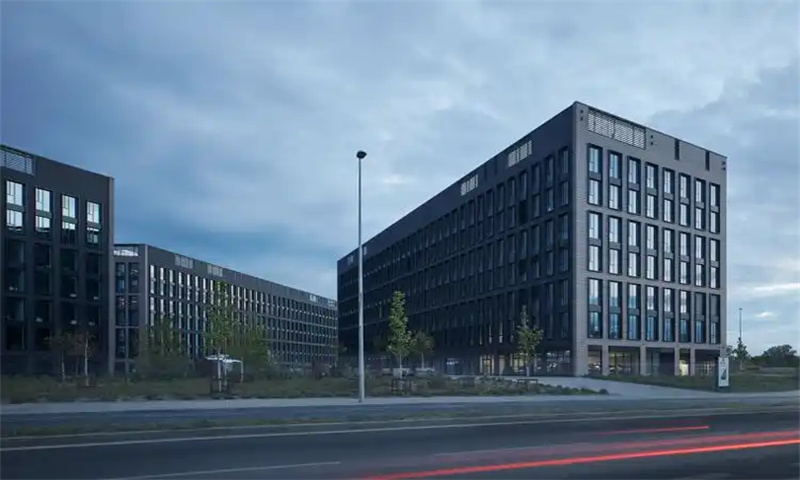 ​标题：办公选址：策略与考量